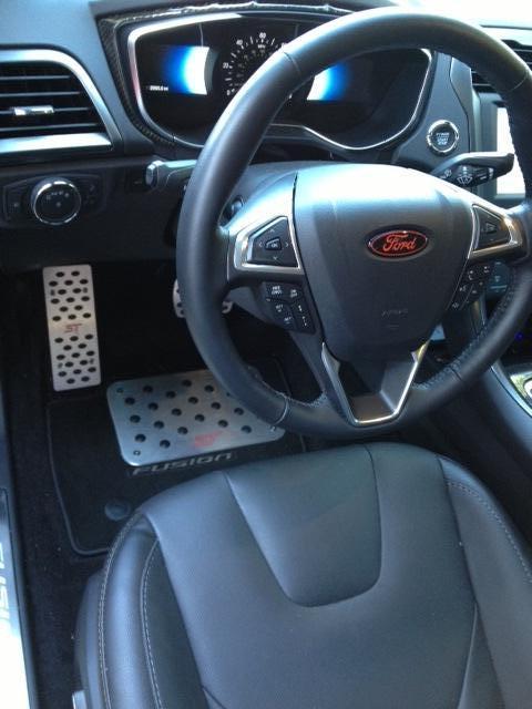 Fusion ST HyTi - lighted door sills - heel plate - pedals - red steering wheel logo - ST wheel centers - black ford overlays