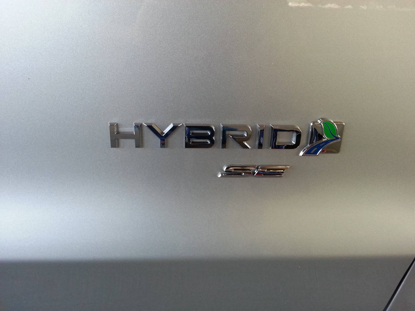 "SE" Emblem added below each "Hybrid" Emblem